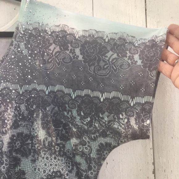 Maurice’s Size 2 Mint green/grey lace print top - Picture 2 of 6